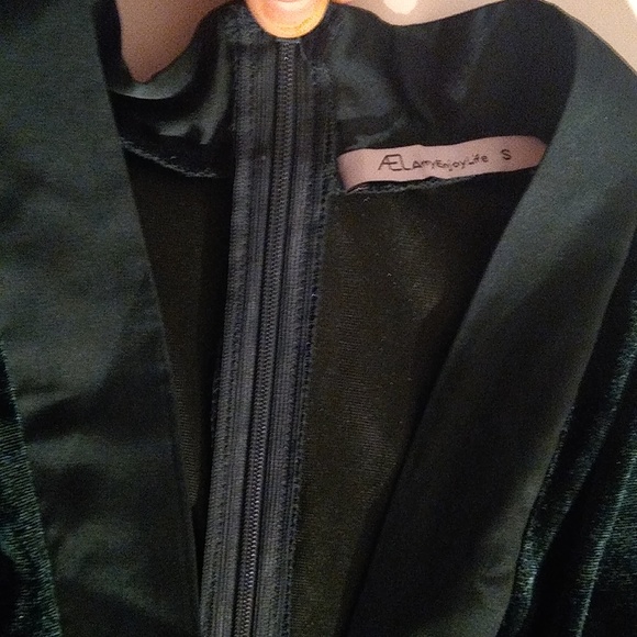 Amyenjoylife green lightweight velvet look jumpsuit size small - Picture 2 of 9